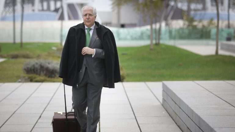 O procurador Orlando Figueira é acusado de ter sido corrompido para arquivar processos em que Manuel Vicente era investigado