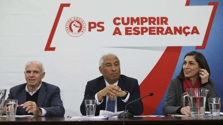 O líder da distrital de Braga, Joaquim Barreto (à dir.), com António Costa e Ana Catarina Mendes