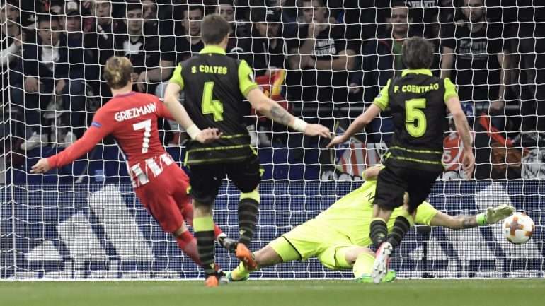 Mathieu (que não está na foto) falhou, Griezmann isolou-se e fez assim o segundo golo do Atl. Madrid