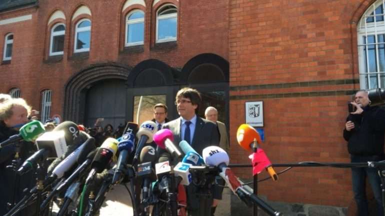 Carles Puigdemont foi libertado depois de ter pago uma fiança de 75 mil euros