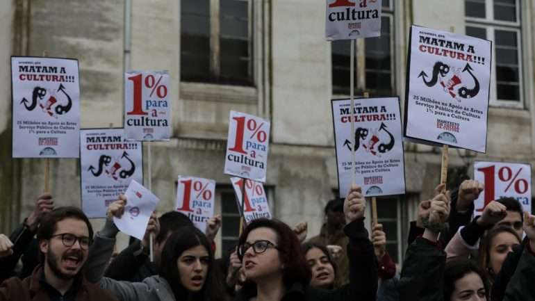 &quot;Quero, quero, quero cultura acima de zero&quot;, gritaram os manifestantes