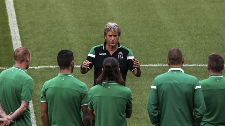 Jorge Jesus começará a trabalhar este sábado, em campo, com as opções que irão render os 19 jogadores suspensos