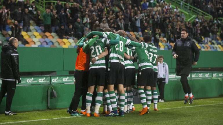 Titulares e suplentes - como é o caso de André Pinto, nesta foto - juntaram-se depois do golo de Bryan Ruiz