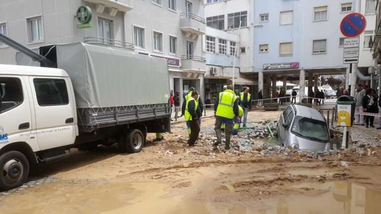 Carro foi "engolido" em Almada. / Câmara Municipal de Almada (Facebook)