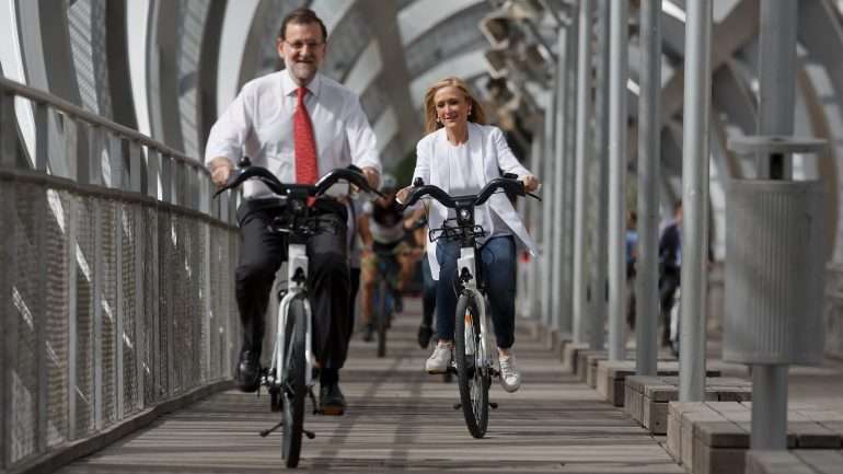 Mariano Rajoy, numa ação de campanha com Cristina Cifuentes, antes das eleições autonómicas de 2015