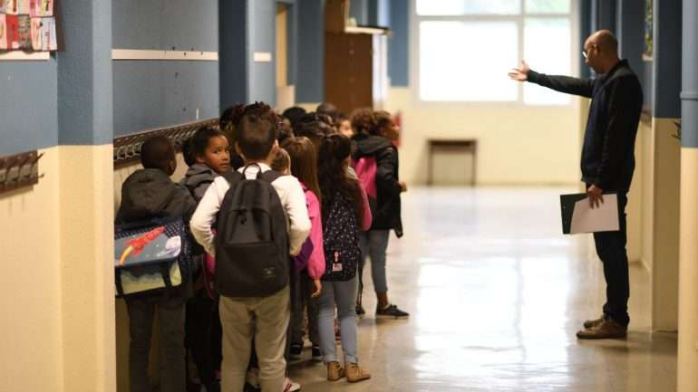 Alunos beneficiários de ação social escolar vão ter prioridade na escolha do estabelecimento de ensino. Em caso de moradas idênticas, será fator de desempate.
