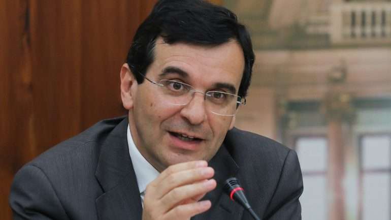 O ministro da Saúde tem agora que resolver um problema jurídico com a associação "Joãozinho"