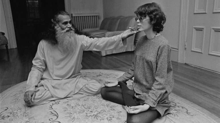 O ioga trabalha o corpo ou a mente? E como é que nos ensina que o que precisamos está dentro de nós? (na imagem: Prudence Farrow, irmã de Mia Farrow, numa aula de ioga)