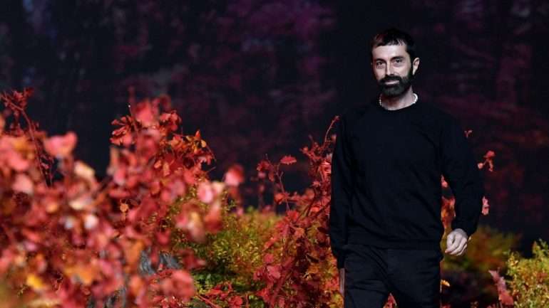 Giambattista Valli esteve em Lisboa e nós conversámos com o designer italiano para quem a alta-costura é a expressão máxima de um criador de moda.