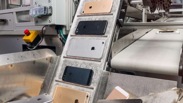 A Daisy consegue desmontar 200 iPhone por hora