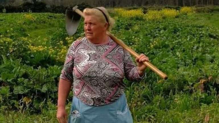 Fotografia de agricultora Dolores Leis a sachar batatas na Costa da Morte é da autoria de uma jornalista free lance