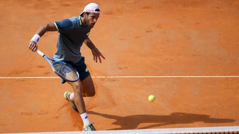 João Sousa venceu mais uma "batalha" no Estoril Open, desta vez no tie break do terceiro e último set