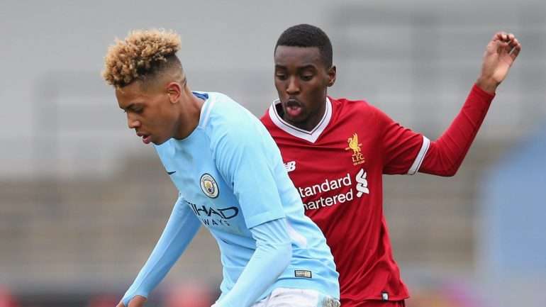 Rafael Camacho (à direita, com o equipamento do Liverpool) jogou nas camadas jovens do Sporting e do Manchester City