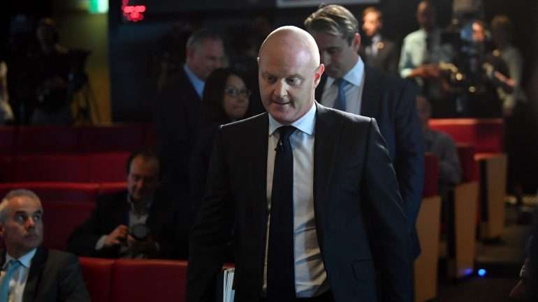 Ian Narev (à frente na imagem) é o presidente executivo do Commonwealth Bank, que está envolvido em mais uma polémica