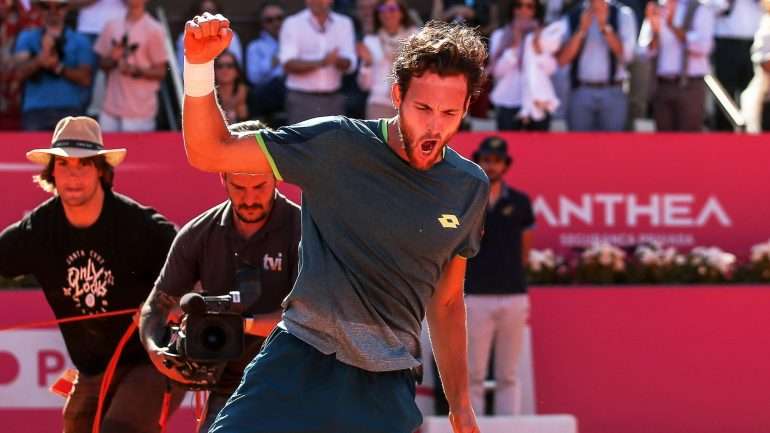 João Sousa não deu hipóteses a Frances Tiafoe, fechando a final com um duplo 6-4