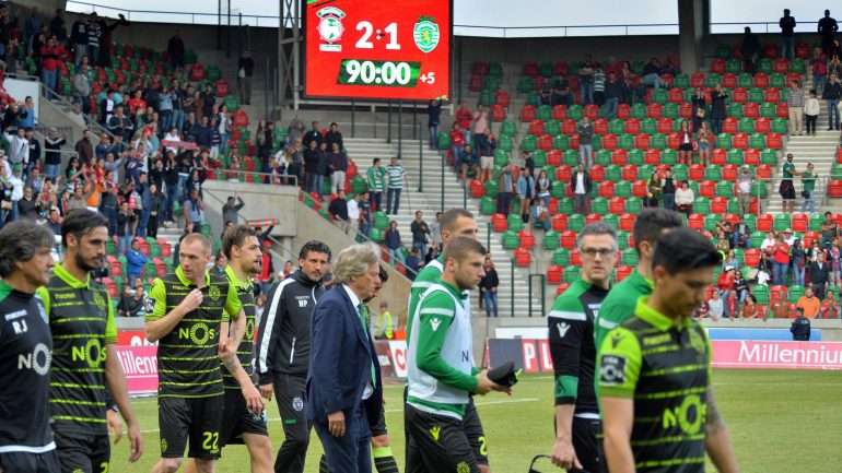 Jogadores do Sporting foram apupados pelos adeptos no final da derrota frente ao Marítimo