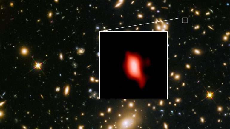 Enxame de galáxias obtida com o Telescópio Espacial Hubble, com a localização da galáxia MACS1149-JD1. A vermelho, a distribuição de oxigénio detetada pelo telescópio ALMA