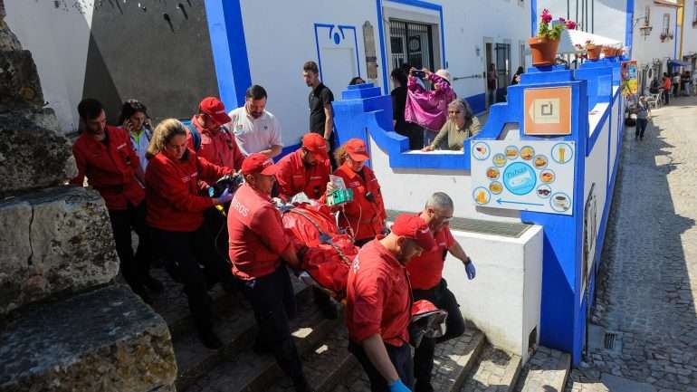 No local estiveram nove elementos dos Bombeiros de Óbidos, apoiados por três viaturas
