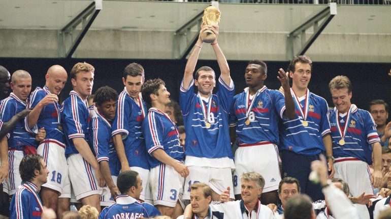 Zinedine Zidane, atual treinador do Real Madrid, no momento em que levanta o troféu de campeão do mundo