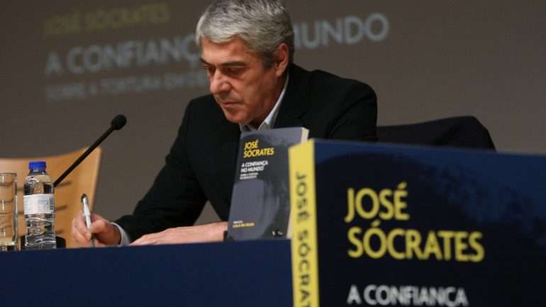 Sócrates também mandou fazer uma edição especial do seu livro com uma capa de Júlio Pomar