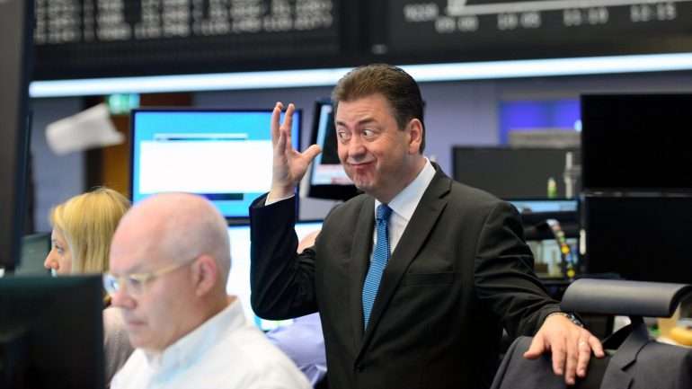 As bolsas europeias estão a cair mais de 1% esta quarta-feira, reflexo do menor otimismo dos investidores.