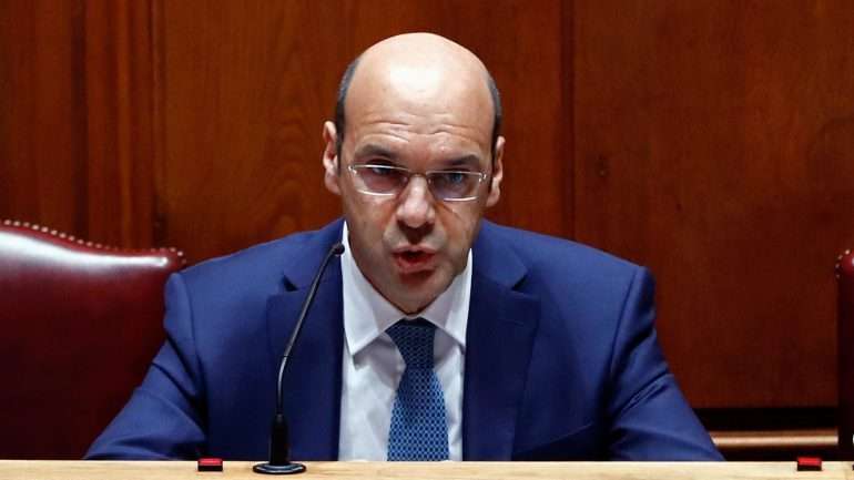 Pedro Siza Vieira abriu uma empresa imobiliária um dia antes de começar a exercer funções no Governo de António Costa