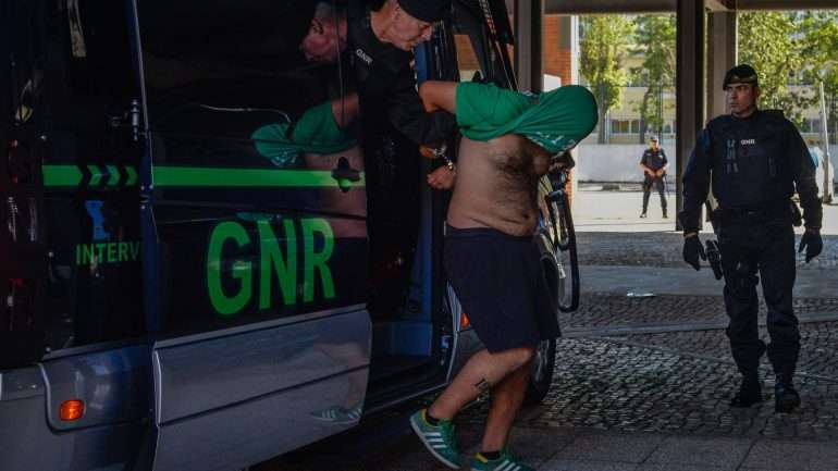 Os 23 adeptos detidos ficaram em prisão preventiva depois de ouvidos no Tribunal do Barreiro