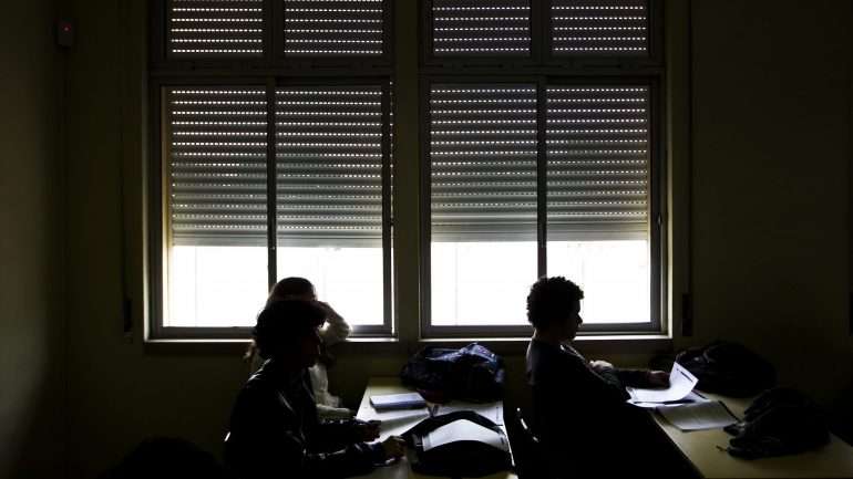 Para quem pretende continuar o percurso académico na universidade, há ainda uma nota importante: o decreto-lei elimina os requisitos discriminatórios para os alunos do ensino profissional