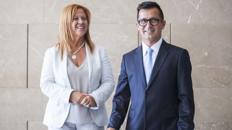 O juiz Ivo Rosa (à direita) com a juíza desembargadora Amélia Correia de Almeida (presidente do Tribunal Judicial da Comarca de Lisboa) no momento da sua tomada de posse como magistrado do Tribunal Central de Instrução Criminal no dia de 9 de setembro de 2015. (Foto de Nuno Pinto Fernandes/Globalimagens)