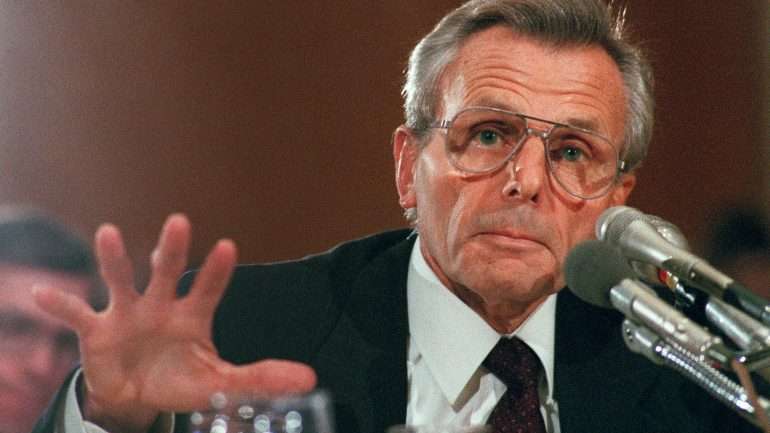 Frank Carlucci quando era secretário de Estado da Defesa, em 1989