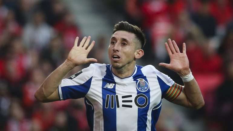 Héctor Herrera foi fotografado a receber várias mulheres à entrada da casa onde decorreu a festa