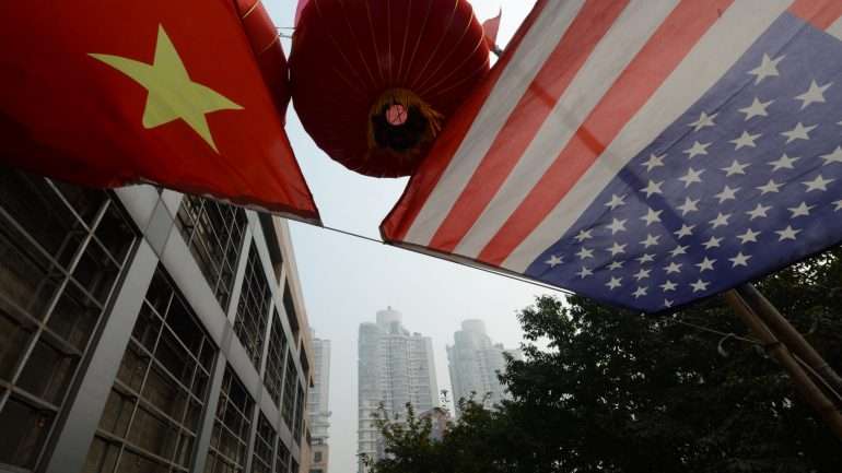 As bandeiras chinesa e norte-americana
