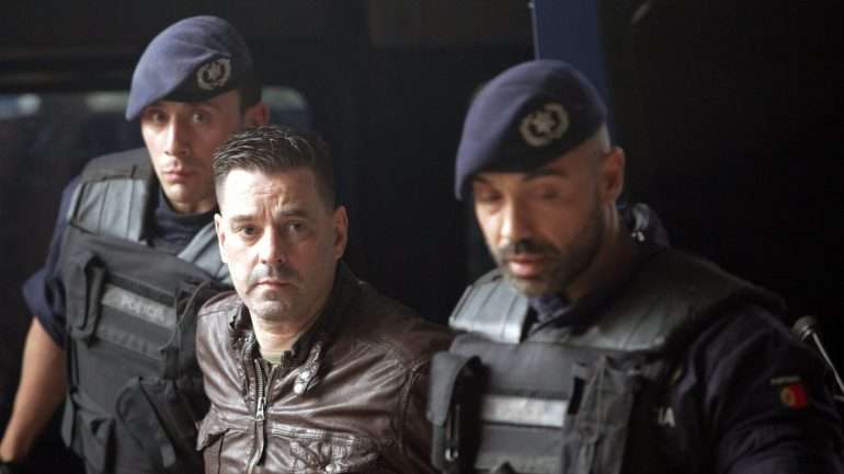 Fernando Mendes à entrada do Tribunal do Barreiro esta tarde de quinta-feira