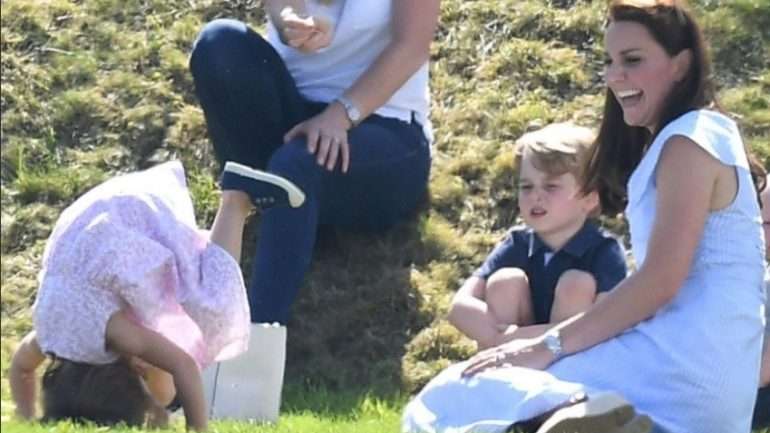 Kate Middleton, Charlotte e George durante a partida equestre em que o príncipe William participou