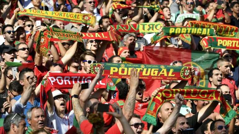 Há dezenas de ecrãs gigantes espalhados pelo país fora. Veja qual o mais perto de si