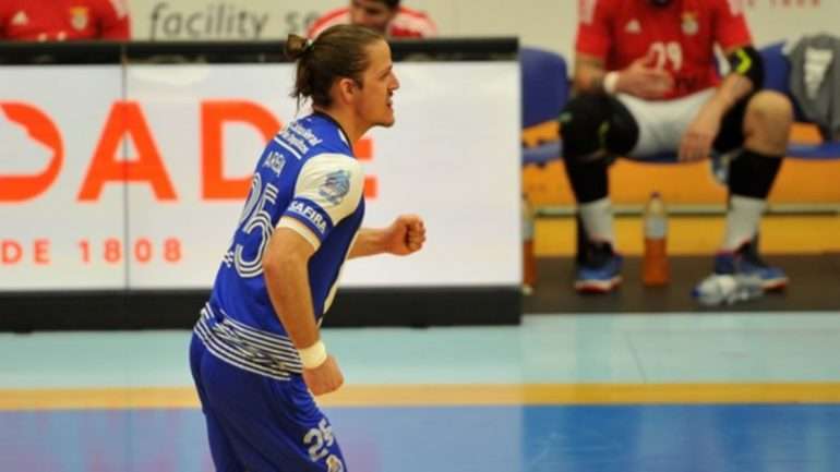 António Areia num jogo de andebol contra a sua anterior equipa