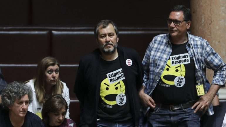 Mário Nogueira, líder da Fenprof, esteve no Parlamento a assistir ao debate de urgência com o ministro da Educação