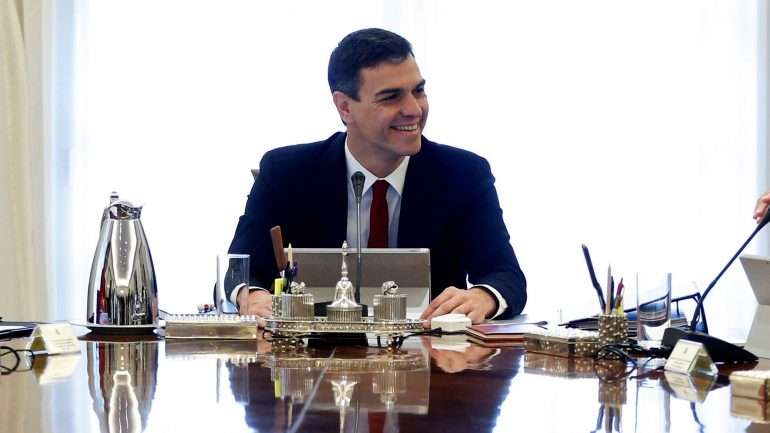 O executivo presidido pelo líder do PP, Mariano Rajoy, foi derrubado por uma moção de censura construtiva, depois de Pedro Sánchez (na fotografia), presidente do PSOE, ter reunido os apoios necessários