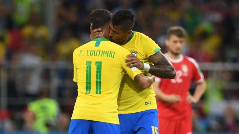 Paulinho agradece a Coutinho o fabuloso passe que originou o primeiro golo do Brasil frente à Sérvia
