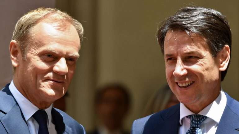 Donald Tusk (à esquerda) alertou: "Se não chegarmos a acordo em torno destas propostas, então vamos ver outras verdadeiramente duras a serem propostas por tipos verdadeiramente duros"