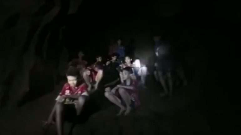 Os jovens foram encontrados por mergulhadores dez dias depois de terem ficado presos na gruta