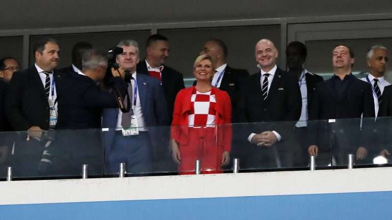 Kolinda Grabar-Kitarovic no início do Rússia-Croácia; 120 minutos depois, fez a festa na tribuna e foi ao balneário