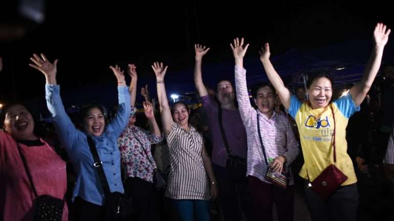 Grupo de voluntárias celebra a notícia de que os 13 membros da Moo Pa foram resgatados