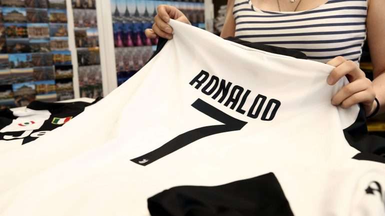As primeiras camisolas de Ronaldo já começaram a ser vendidas e com elas o investimento da Juventus começa a ser recuperado