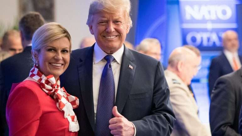 Kolinda Grabar-Kitarovic deu a Donald Trump uma camisola da Croácia com o número 9 no primeiro dia da cimeira da NATO