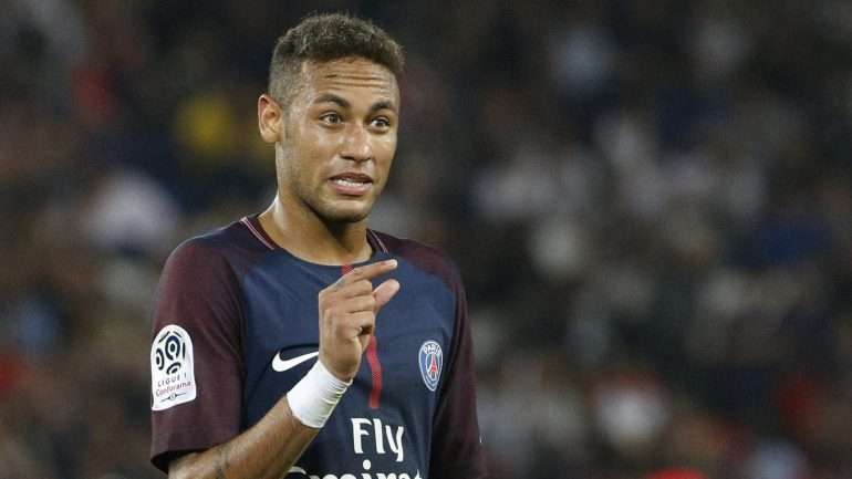 Neymar foi a maior transferência de sempre (222 milhões) e pode ver agora o seu salário anual melhorado pelo PSG