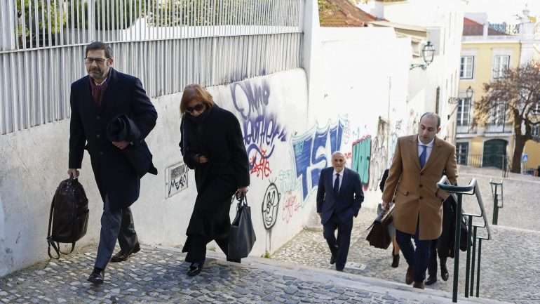 O advogado Paulo Sá e Cunha com Fátima Galante, atrás Rui Rangel