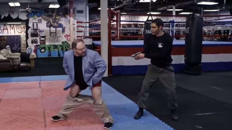 No episódio Jason Spencer baixa as calças e mostra o rabo à personagem de Baron Cohen num suposto teste para afastar extremista islâmicos homofóbicos