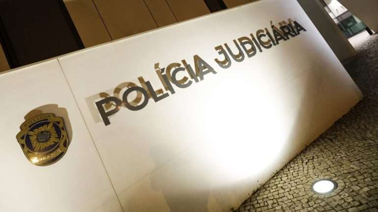 O detido, com antecedentes criminais por crimes contra a vida e a integridade física, detenção de arma proibida e tráfico de droga, vai ser presente a primeiro interrogatório judicial