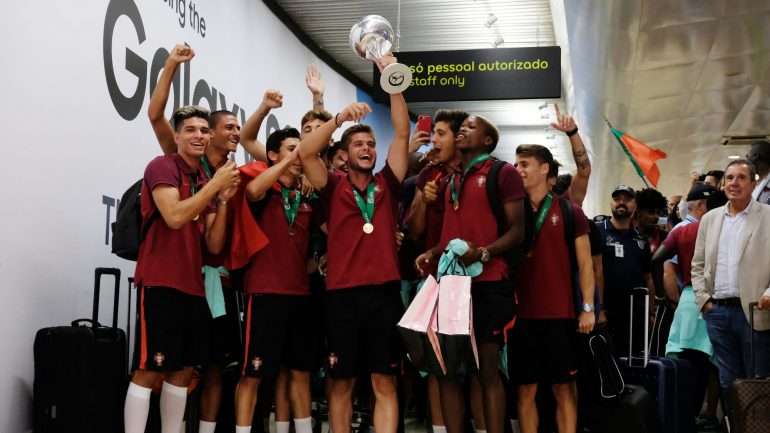 A festa dos jogadores portugueses na noite desta segunda-feira, quando aterraram no aeroporto de Lisboa